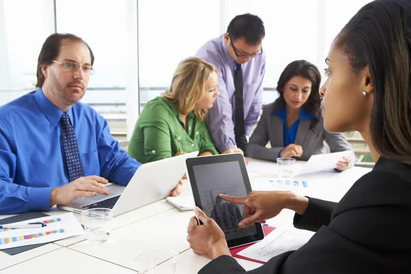 Unternehmer treffen sich im Sitzungssaal — Stockfoto