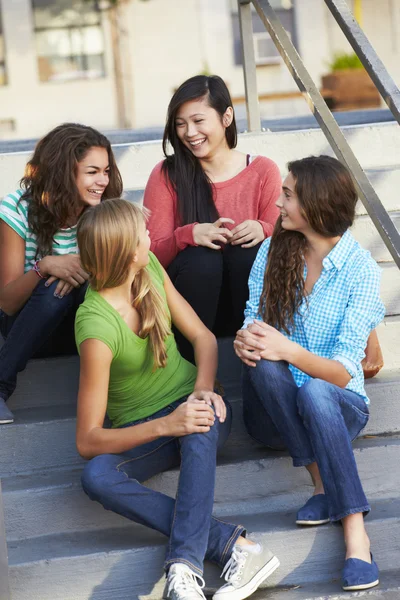 Groep van vrouwelijke tiener leerlingen buiten klaslokaal — Stockfoto