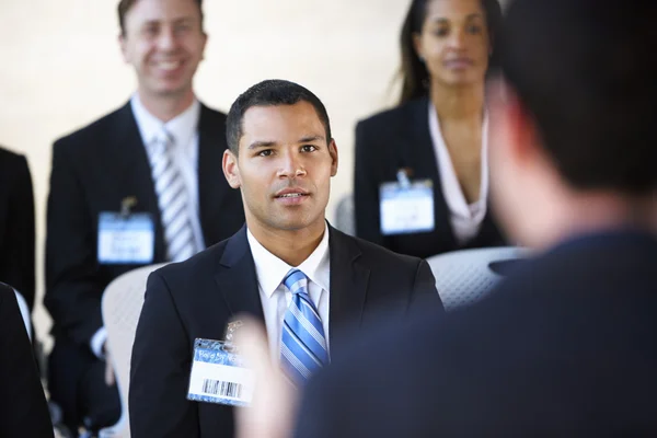 Delegados ouvem palestrante na conferência — Fotografia de Stock