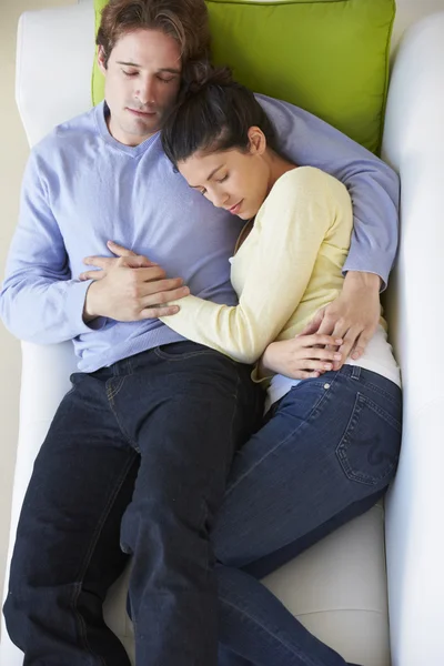 Visão aérea do casal relaxando no sofá — Fotografia de Stock