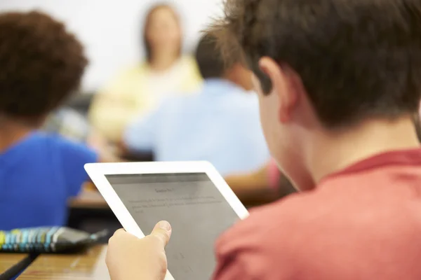 Aluno em classe usando tablet digital — Fotografia de Stock