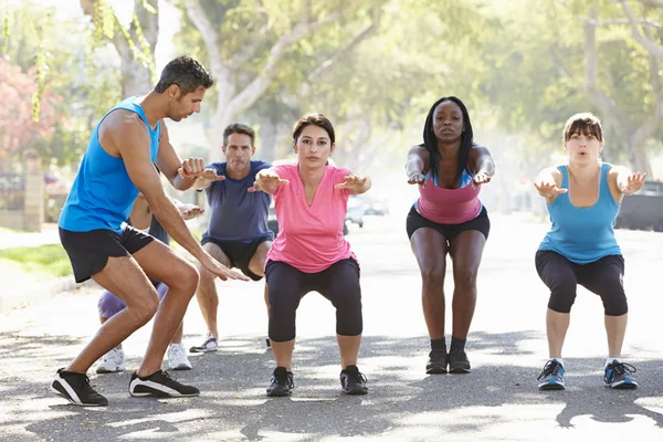 Groep straat uit te oefenen met personal trainer — Stockfoto