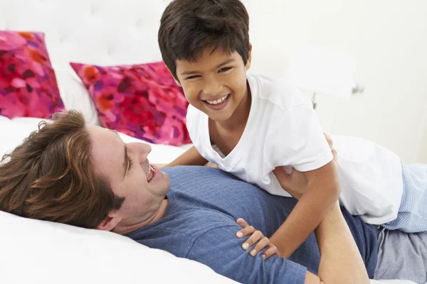 Vater und Sohn liegen zusammen im Bett — Stockfoto