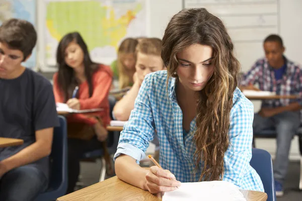 女学生在教室里的办公桌 — 图库照片