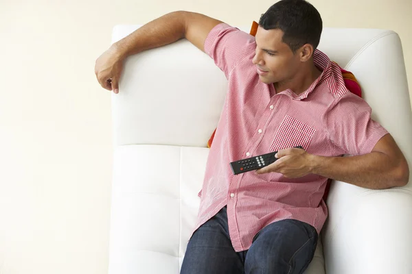 Vista aérea del hombre relajándose en el sofá viendo la televisión — Foto de Stock