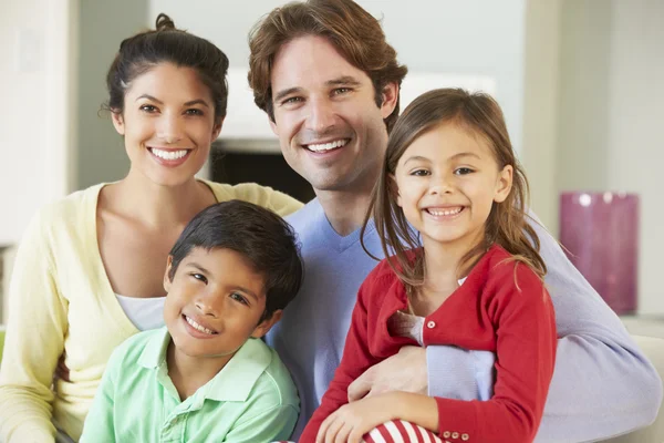 Família relaxante no sofá juntos — Fotografia de Stock