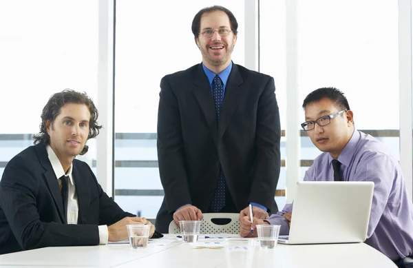 Groep zakenlieden bijeenkomst in office — Stockfoto