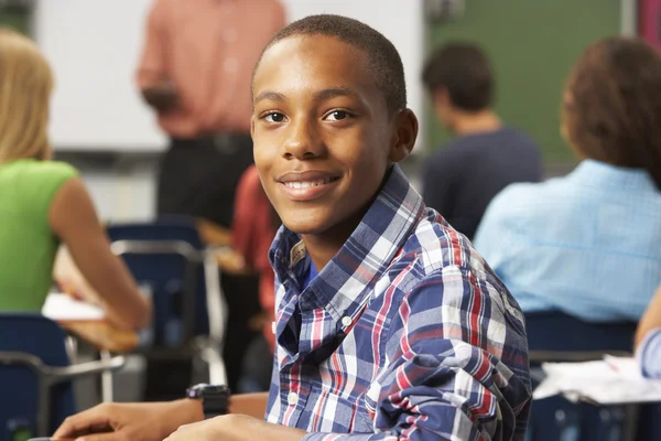 Manliga teenage eleven i klassrummet — Stockfoto