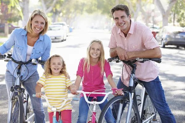 Familie fietsen op suburban street — Stockfoto