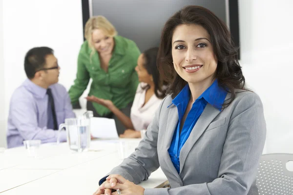 Portrait De Femme D'affaires Dans La Salle De Conseil Avec Des Collèges — Photo