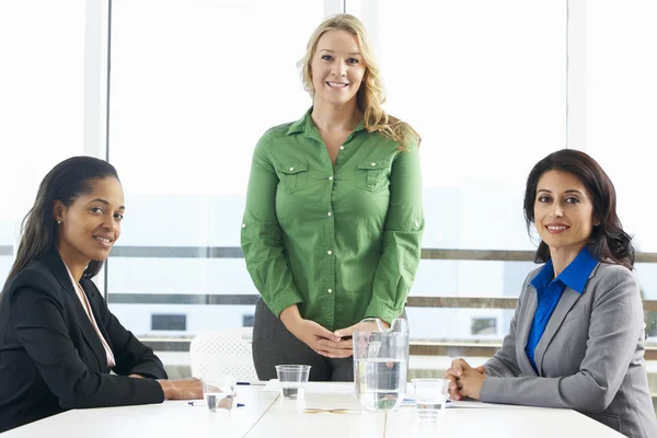 Grupo de mujeres reunidas en el cargo — Foto de Stock