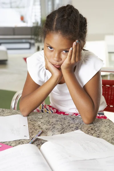 Beu meisje huiswerk in keuken — Stockfoto