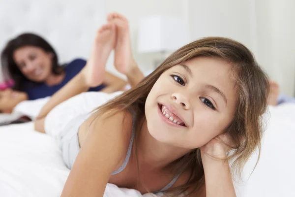 Matka a děti v posteli nosí pyžamo — Stock fotografie