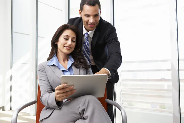 Empresários com tablet digital durante reunião informal — Fotografia de Stock