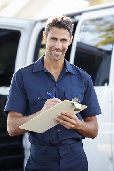 Porträtt av leverans driver med Urklipp — Stockfoto