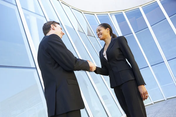 Бизнесмен и предпринимательницы пожимают руки за пределами офиса — стоковое фото
