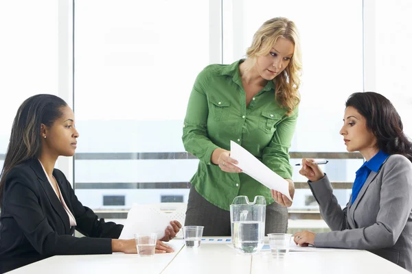 Grupp kvinnor som träffas i office — Stockfoto