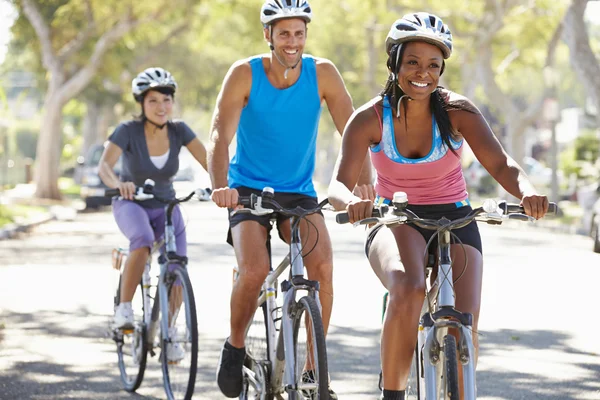 Grupp cyklister på suburban street — Stockfoto