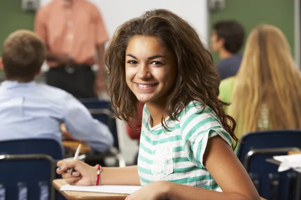 Vrouwelijke tiener leerling in de klas — Stockfoto
