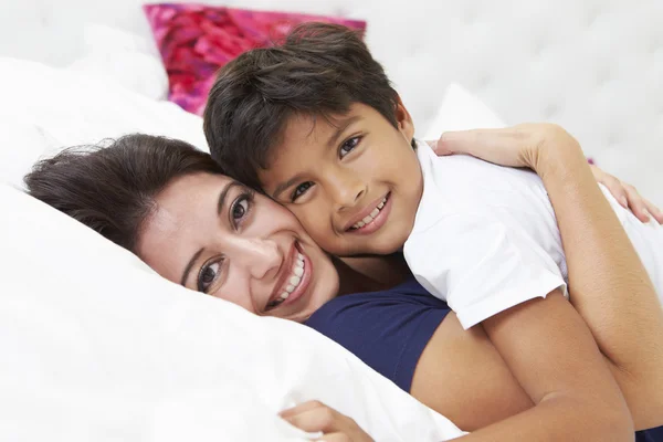 Moeder en zoon in bed liggen samen — Stockfoto