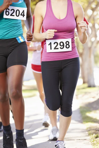 Närbild på kvinnliga löpare i race — Stockfoto