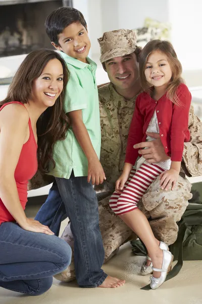 Familie begrüßt militärischen Vater zu Hause auf Urlaub — Stockfoto
