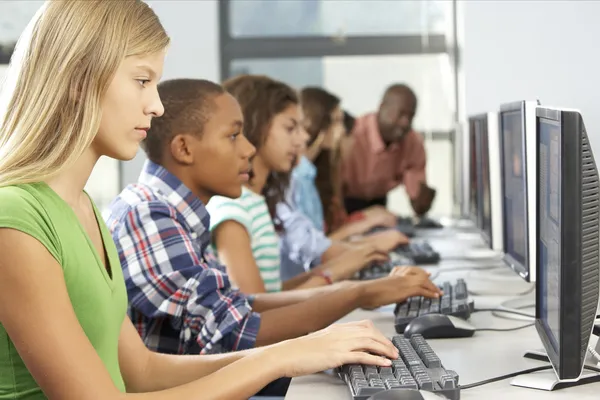 Grupo de estudiantes que trabajan en computadoras en el aula —  Fotos de Stock