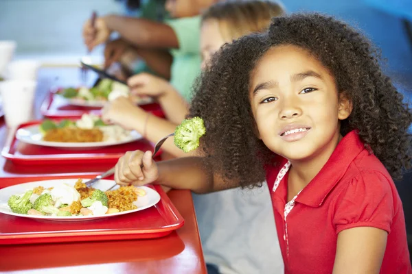 Elementaire leerlingen genieten van gezonde lunch in cafetaria — Stockfoto