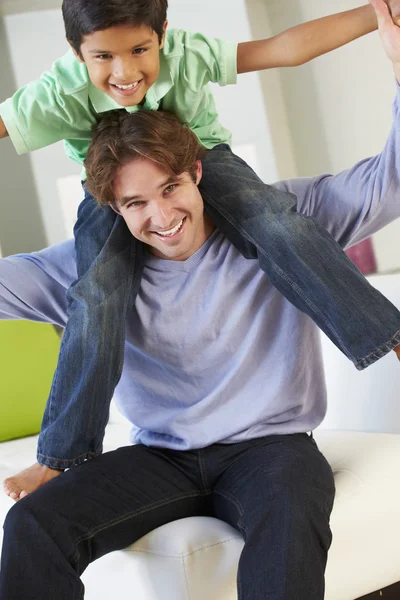 Pai e filho se divertindo no sofá juntos — Fotografia de Stock