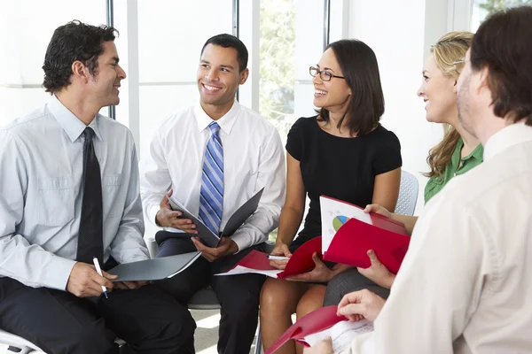 Empresarios que tienen reunión informal de la oficina — Foto de Stock