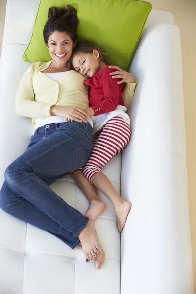 Vista aerea di madre e figlia che si rilassa sul divano — Foto Stock