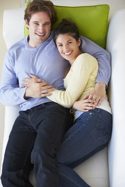 Vista aerea di coppia rilassante sul divano — Foto Stock