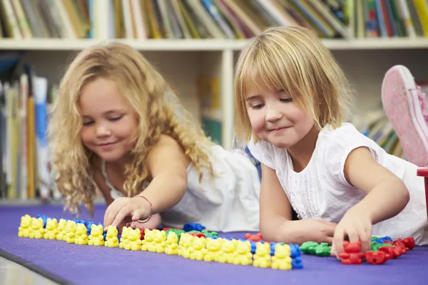 Two Elementary Pupils Counting Together In Classroom — Stock Photo, Image