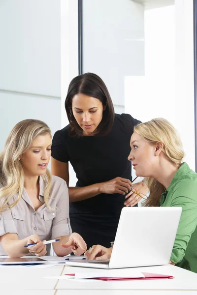 Groep vrouwen bijeen in office — Stockfoto