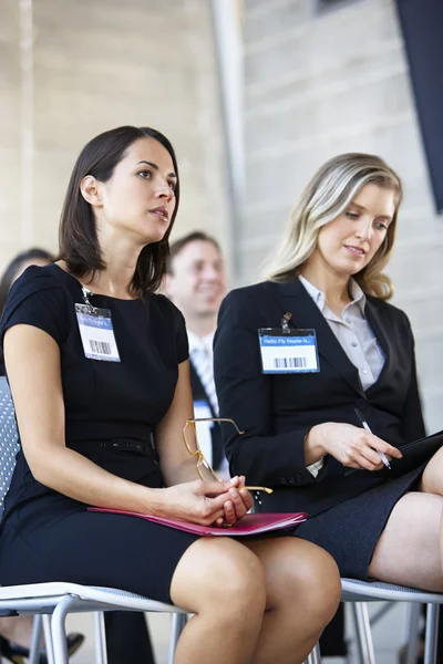 Gemachtigden luisteren naar spreker op de conferentie — Stockfoto