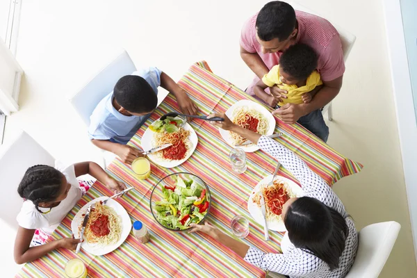 Bovenaanzicht van familie maaltijd samen eten — Stockfoto