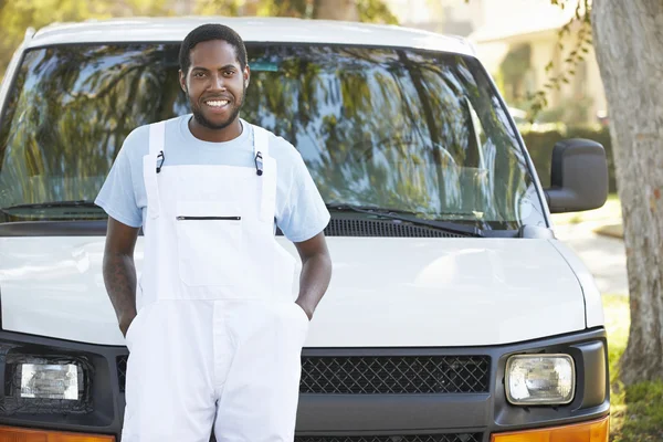 Retrato del reparador con Van — Foto de Stock