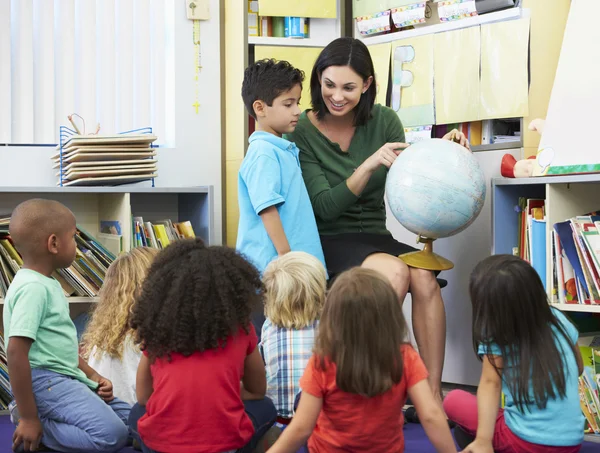 Elementaire leerlingen in geografie klas met leraar — Stockfoto