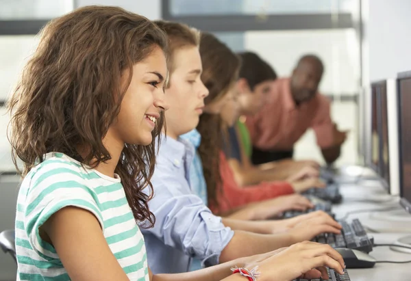 Grupp av studenter som arbetar på datorer i klassrummet — Stockfoto