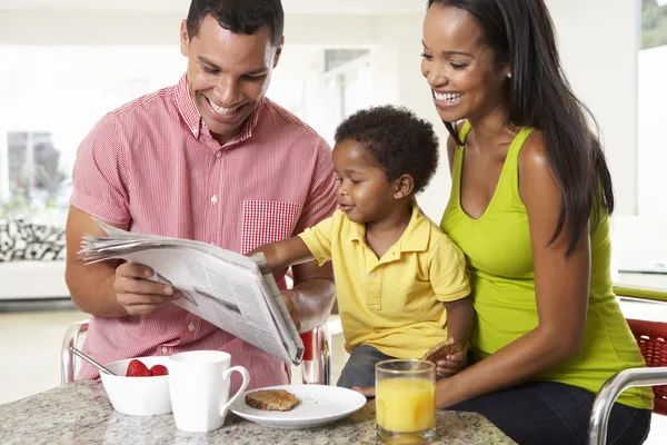 Aile birlikte mutfakta Kahvaltı — Stok fotoğraf