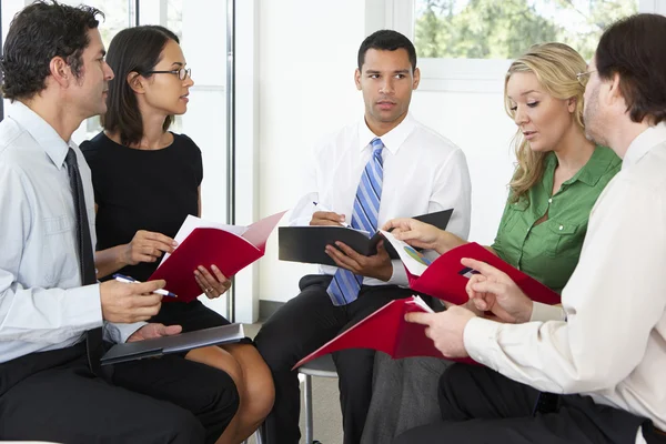 Ondernemers hebben informele office vergadering — Stockfoto