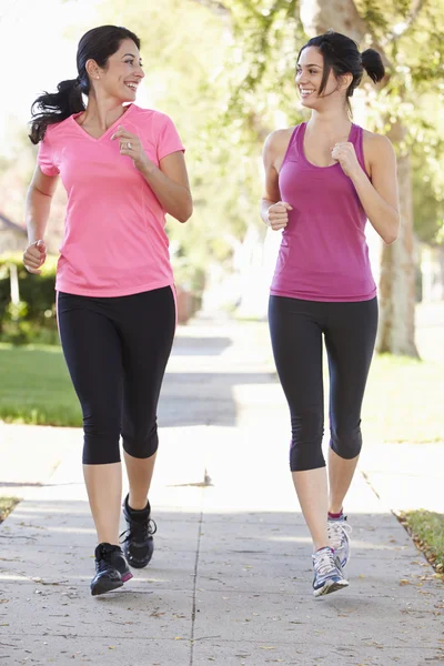 Dos corredoras haciendo ejercicio en la calle Suburban — Foto de Stock
