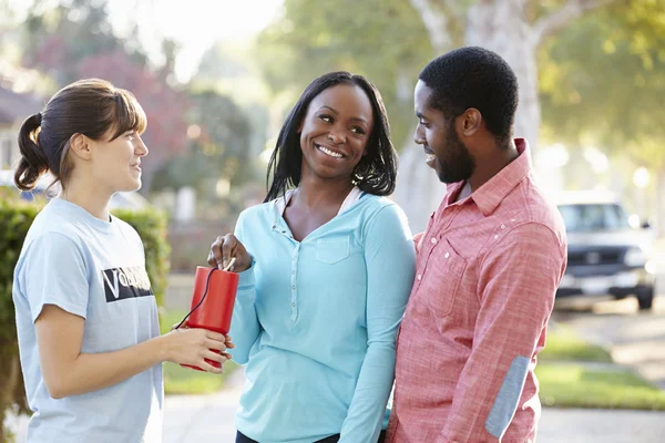 Charity Worker Collecting Sponsorship From Couple In Street — Stock Photo, Image