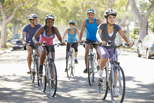 Groupe De Cyclistes Sur La Rue De Banlieue — Photo