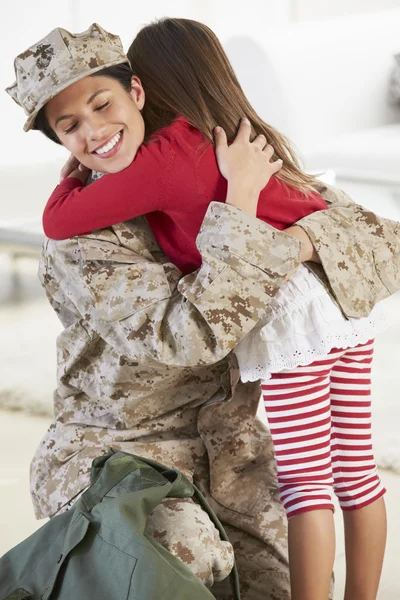 Dcera pozdrav vojenské matka domů na opustit — Stock fotografie