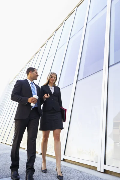 Ondernemers met afhaalmaaltijden koffie buiten kantoor — Stockfoto