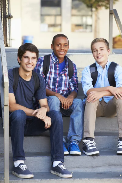 Groupe d'élèves adolescents masculins à l'extérieur de la salle de classe — Photo