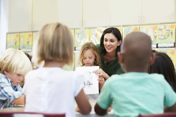 Élève primaire montrant le dessin aux camarades de classe dans la salle de classe — Photo