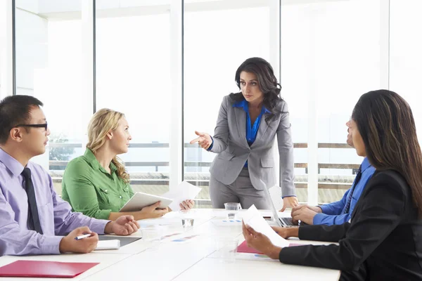 Empresária conduzindo reunião na sala de embarque — Fotografia de Stock