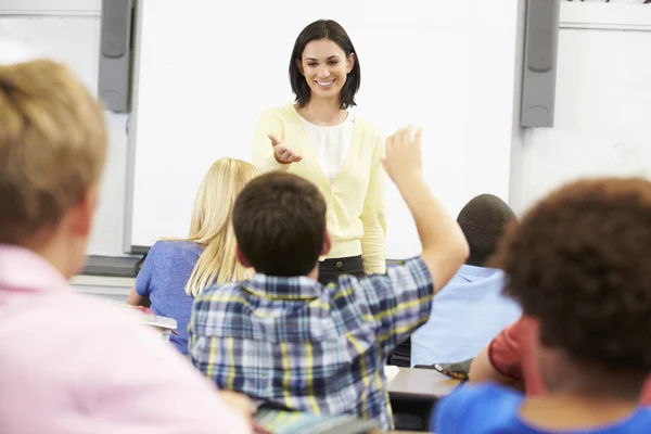 Insegnante in piedi di fronte alla classe ponendo domanda — Foto Stock